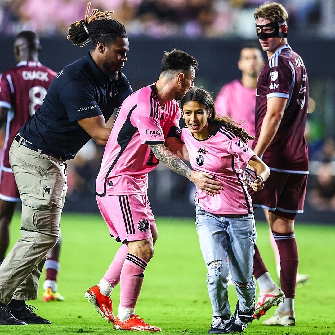 爱游戏登入- 皇家马德里梅西和c罗 